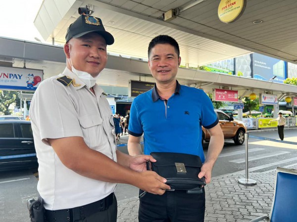 An ninh sân bay Tân Sơn Nhất liên tục trả lại tài sản cho khách