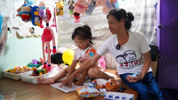 Bà ngoại thất nghiệp chăm cháu mồ côi ở TP.HCM: Mong có mái ấm cưu mang Bà ngoại thất nghiệp chăm cháu mồ côi ở TP.HCM: Mong có mái ấm cưu mang