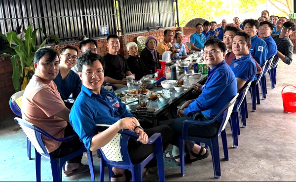 Bác sĩ TP.HCM về vùng lũ khám bệnh, góp tiền mua gạo, mời cơm người dân