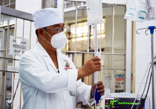 Bác sĩ giữ sự sống tuyến cuối suốt 31 năm