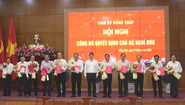 Ban giám đốc Sở GD-ĐT tỉnh Đồng Tháp và hơn 30 cán bộ tỉnh về hưu Ban giám đốc Sở GD-ĐT tỉnh Đồng Tháp và hơn 30 cán bộ tỉnh về hưu