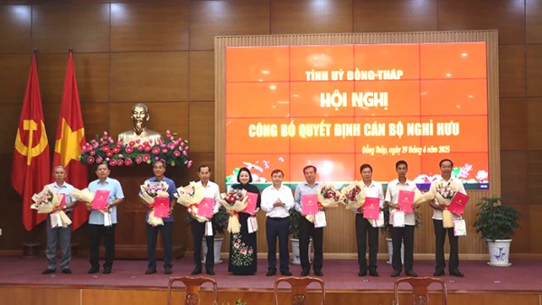 Ban giám đốc Sở GD-ĐT tỉnh Đồng Tháp và hơn 30 cán bộ tỉnh về hưu Ban giám đốc Sở GD-ĐT tỉnh Đồng Tháp và hơn 30 cán bộ tỉnh về hưu