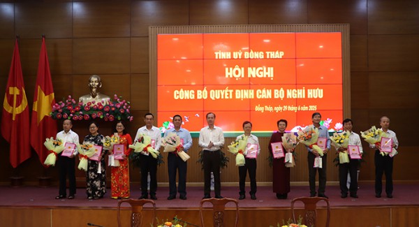 Ban giám đốc Sở GD-ĐT tỉnh Đồng Tháp và hơn 30 cán bộ tỉnh về hưu Ban giám đốc Sở GD-ĐT tỉnh Đồng Tháp và hơn 30 cán bộ tỉnh về hưu