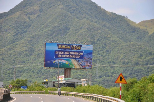 Bảng quảng cáo cá cược online ngang nhiên mọc trên QL 1 Bảng quảng cáo cá cược online ngang nhiên mọc trên QL 1