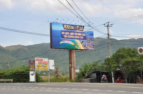 Bảng quảng cáo cá cược online ngang nhiên mọc trên QL 1 Bảng quảng cáo cá cược online ngang nhiên mọc trên QL 1