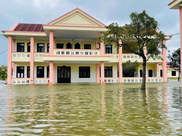 Bão Fengshen chưa vào bờ, vùng trũng Huế đã ngập lụt