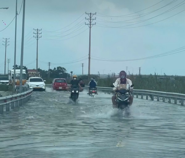 Bão Fengshen chưa vào bờ, vùng trũng Huế đã ngập lụt