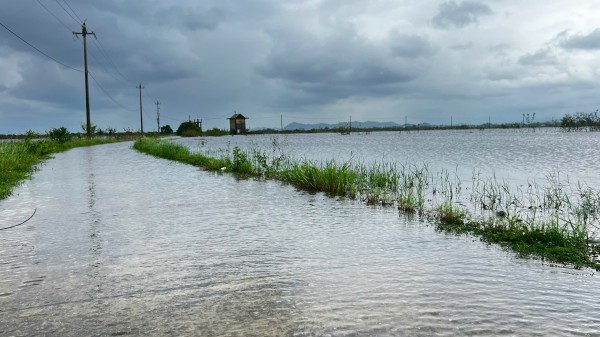 Bão Fengshen chưa vào bờ, vùng trũng Huế đã ngập lụt