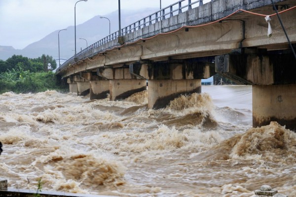 Bão Kalmaegi: Khánh Hòa cảnh báo mưa 250 mm, lũ báo động 3 Bão Kalmaegi: Khánh Hòa cảnh báo mưa 250 mm, lũ báo động 3