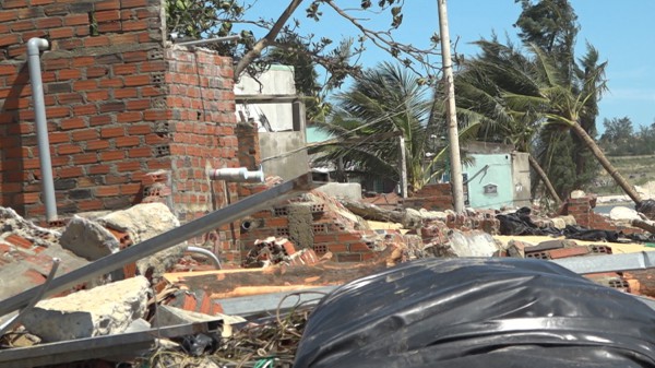 Bão Kalmaegi 'thổi bay' hơn 5.000 tỉ đồng, Gia Lai nỗ lực không để người dân đói rét Bão Kalmaegi 'thổi bay' hơn 5.000 tỉ đồng, Gia Lai nỗ lực không để người dân đói rét