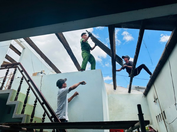 Bão Kalmaegi 'thổi bay' hơn 5.000 tỉ đồng, Gia Lai nỗ lực không để người dân đói rét Bão Kalmaegi 'thổi bay' hơn 5.000 tỉ đồng, Gia Lai nỗ lực không để người dân đói rét