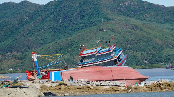 Bão Kalmaegi 'thổi bay' hơn 5.000 tỉ đồng, Gia Lai nỗ lực không để người dân đói rét Bão Kalmaegi 'thổi bay' hơn 5.000 tỉ đồng, Gia Lai nỗ lực không để người dân đói rét