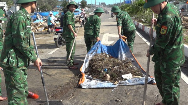 Bão Kalmaegi 'thổi bay' hơn 5.000 tỉ đồng, Gia Lai nỗ lực không để người dân đói rét Bão Kalmaegi 'thổi bay' hơn 5.000 tỉ đồng, Gia Lai nỗ lực không để người dân đói rét