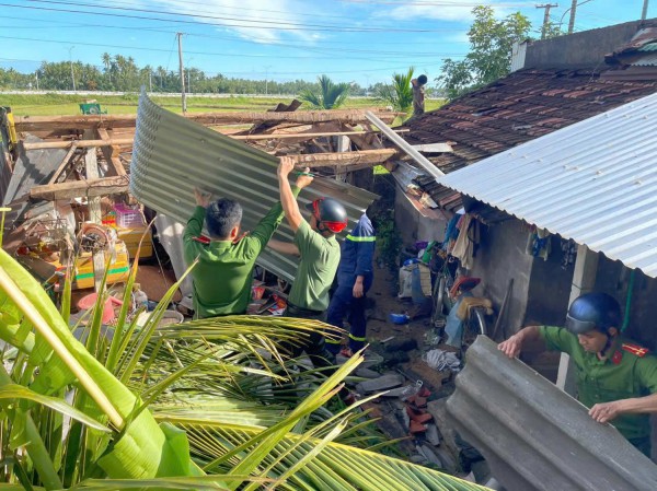 Bão Kalmaegi 'thổi bay' hơn 5.000 tỉ đồng, Gia Lai nỗ lực không để người dân đói rét Bão Kalmaegi 'thổi bay' hơn 5.000 tỉ đồng, Gia Lai nỗ lực không để người dân đói rét