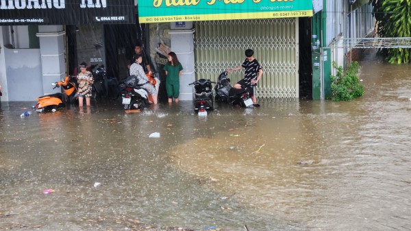 Bảo Lộc: Mưa lớn, nhiều tuyến đường bị chia cắt do ngập nước