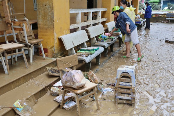 Báo Người Lao Động phát động chương trình Triệu tập vở cho học sinh vùng bị thiên tai Báo Người Lao Động phát động chương trình Triệu tập vở cho học sinh vùng bị thiên tai