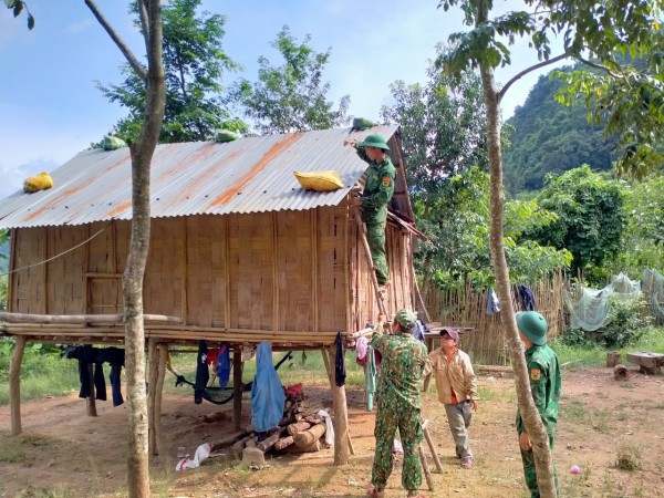 Bão Noru: Quảng Trị đâu cũng thấy chiến sĩ biên phòng giúp dân phòng bão