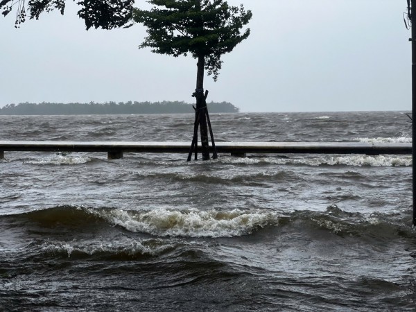 Bão Số 12: Triều cường đe dọa loạt nhà hàng ven phá Tam Giang Bão Số 12: Triều cường đe dọa loạt nhà hàng ven phá Tam Giang
