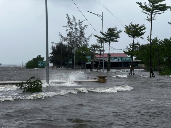 Bão Số 12: Triều cường đe dọa loạt nhà hàng ven phá Tam Giang Bão Số 12: Triều cường đe dọa loạt nhà hàng ven phá Tam Giang