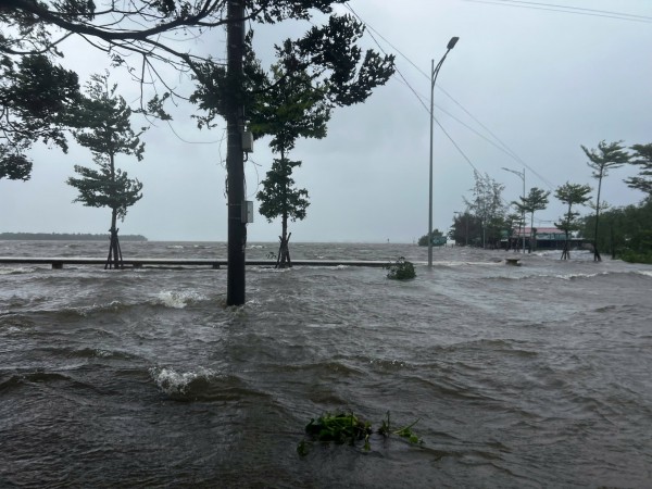 Bão Số 12: Triều cường đe dọa loạt nhà hàng ven phá Tam Giang Bão Số 12: Triều cường đe dọa loạt nhà hàng ven phá Tam Giang