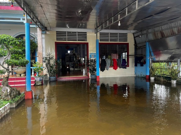 Bão Số 12: Triều cường đe dọa loạt nhà hàng ven phá Tam Giang Bão Số 12: Triều cường đe dọa loạt nhà hàng ven phá Tam Giang