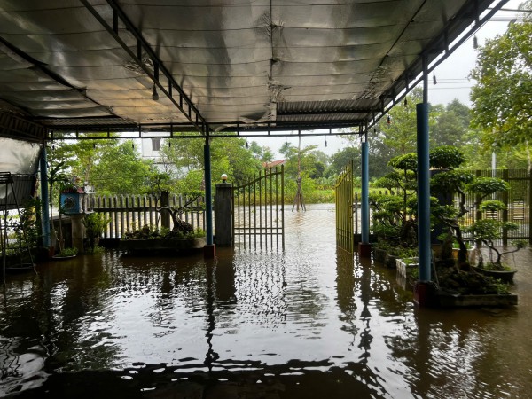 Bão Số 12: Triều cường đe dọa loạt nhà hàng ven phá Tam Giang Bão Số 12: Triều cường đe dọa loạt nhà hàng ven phá Tam Giang