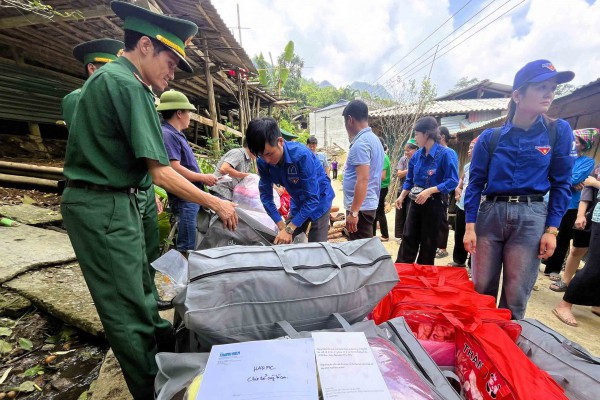 Báo Thanh Niên cứu trợ học sinh, người dân biên giới sau bão lũ