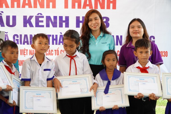 Báo Thanh Niên khánh thành cây cầu mơ ước tại vùng biên giới Giang Thành Báo Thanh Niên khánh thành cây cầu mơ ước tại vùng biên giới Giang Thành