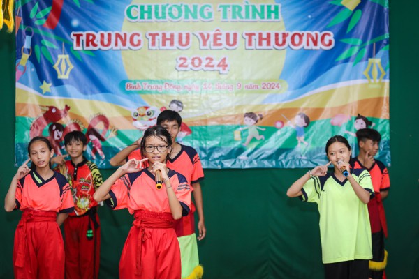 Báo Thanh Niên mang Trung thu yêu thương đến lớp học tình thương ở Thủ Đức