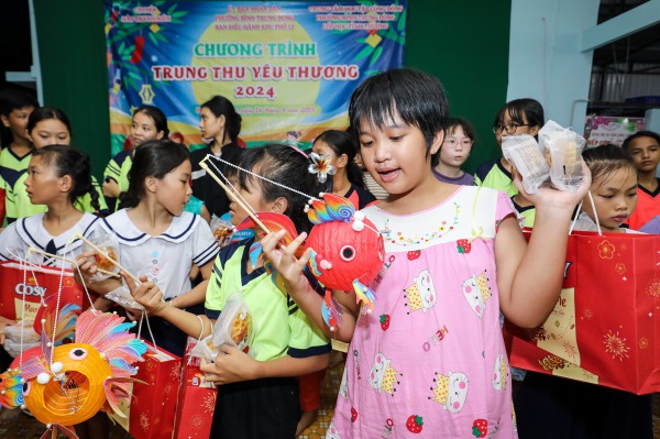 Báo Thanh Niên mang Trung thu yêu thương đến lớp học tình thương ở Thủ Đức