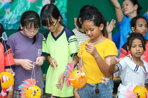 Báo Thanh Niên mang Trung thu yêu thương đến lớp học tình thương ở Thủ Đức