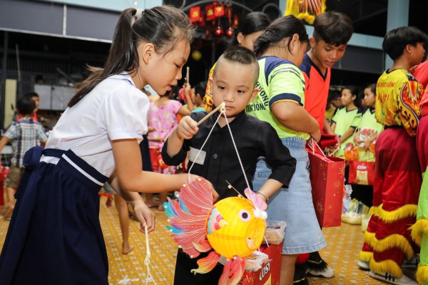 Báo Thanh Niên mang Trung thu yêu thương đến lớp học tình thương ở Thủ Đức