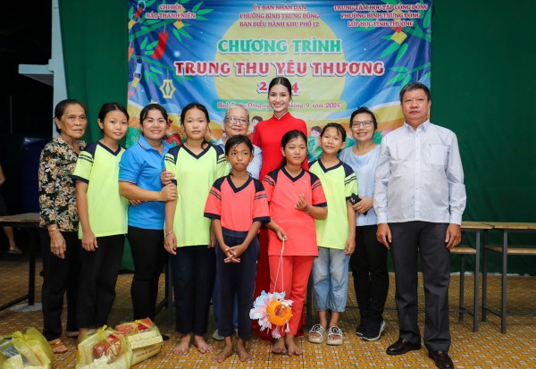 Báo Thanh Niên mang Trung thu yêu thương đến lớp học tình thương ở Thủ Đức