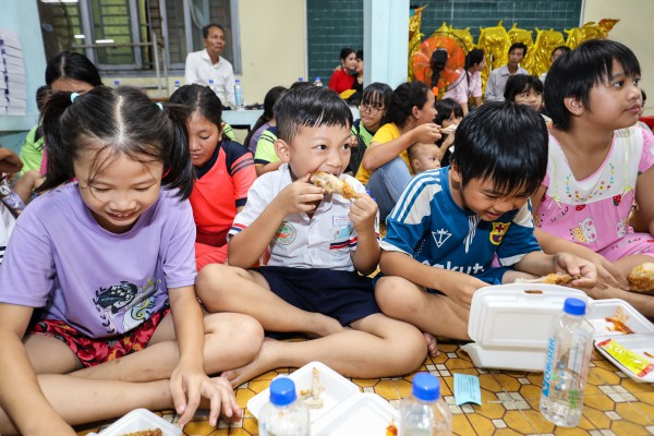 Báo Thanh Niên mang Trung thu yêu thương đến lớp học tình thương ở Thủ Đức