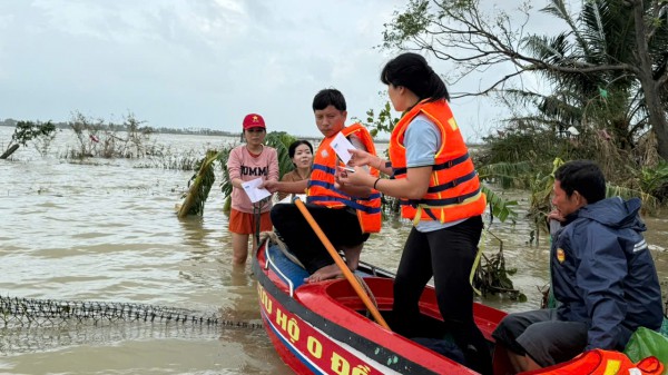 Báo Thanh Niên trao tận tay hàng cứu trợ đến người dân rốn lũ Hòa Xuân