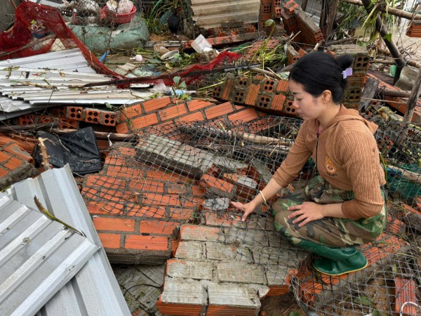 Báo Thanh Niên trao tận tay hàng cứu trợ đến người dân rốn lũ Hòa Xuân
