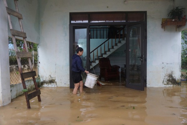 Bão Trà Mi: Người dân khốn khó vừa đi tránh bão về thì tất tả dọn lụt