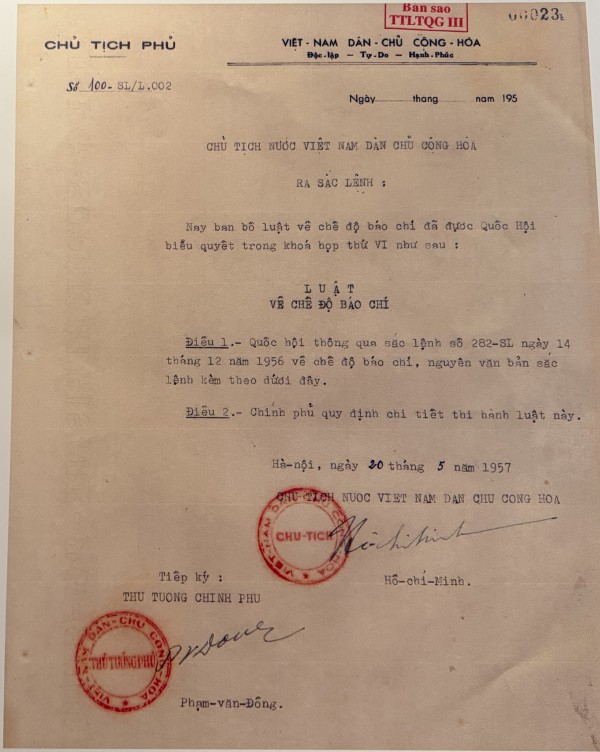 Báo chí cách mạng Việt Nam qua 1 thế kỷ Báo chí cách mạng Việt Nam qua 1 thế kỷ