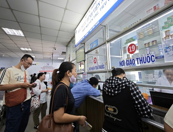 Bảo hiểm y tế và gánh nặng 'tự mua thuốc ngoài' Bảo hiểm y tế và gánh nặng 'tự mua thuốc ngoài'