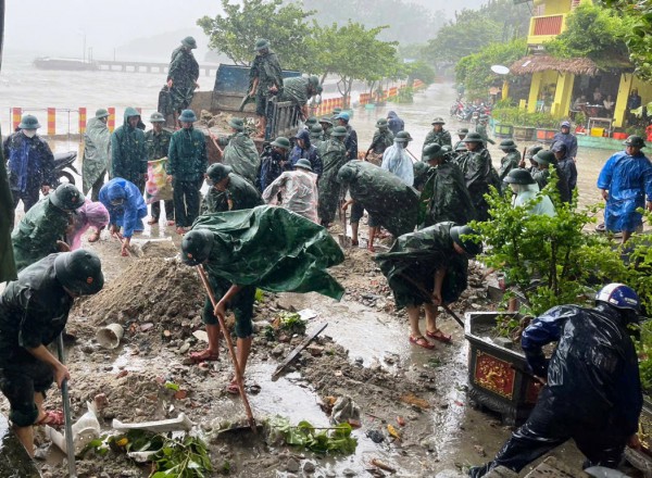 Bão số 10: Bộ đội biên phòng dầm mưa giúp dân vùng đặc khu Cù Lao Chàm Bão số 10: Bộ đội biên phòng dầm mưa giúp dân vùng đặc khu Cù Lao Chàm