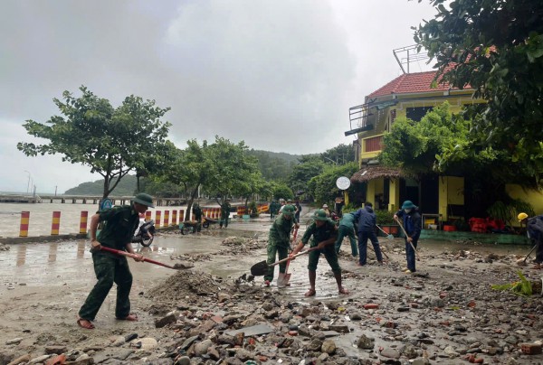 Bão số 10: Bộ đội biên phòng dầm mưa giúp dân vùng đặc khu Cù Lao Chàm Bão số 10: Bộ đội biên phòng dầm mưa giúp dân vùng đặc khu Cù Lao Chàm