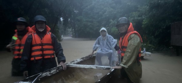 Bão số 10: Công an 'chạy đua' thời gian, dầm mưa giúp người dân cắt lúa Bão số 10: Công an 'chạy đua' thời gian, dầm mưa giúp người dân cắt lúa