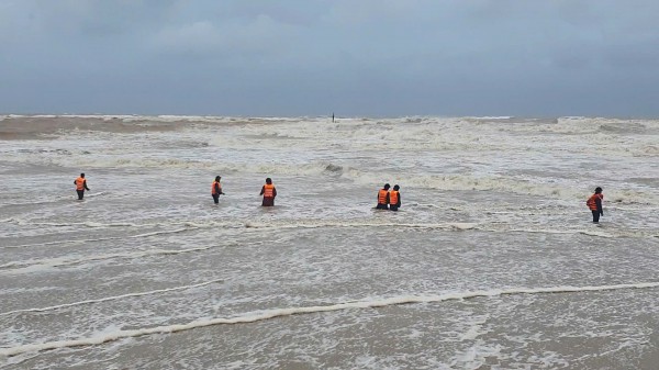 Bão số 10: Hai tàu cá bị sóng đánh chìm ở Quảng Trị, đã cứu được 8 thuyền viên