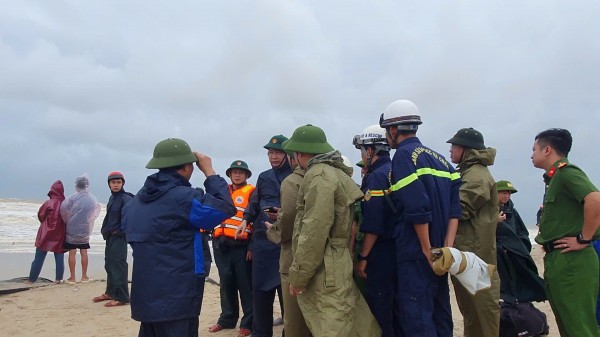 Bão số 10: Hai tàu cá bị sóng đánh chìm ở Quảng Trị, đã cứu được 8 thuyền viên