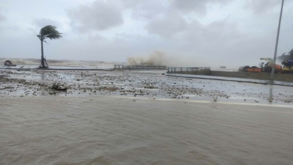 Bão số 10: Khẩn cấp sơ tán dân do nước biển tràn qua đê ở Thanh Hóa Bão số 10: Khẩn cấp sơ tán dân do nước biển tràn qua đê ở Thanh Hóa