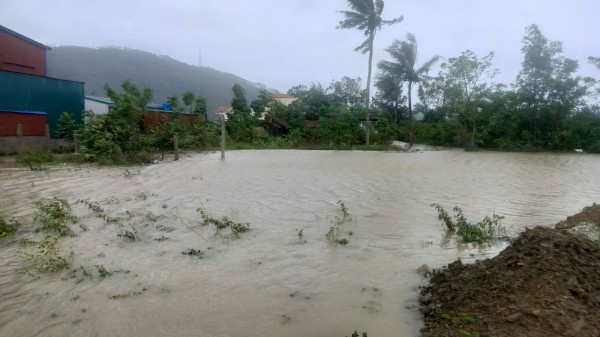 Bão số 10: Khẩn cấp sơ tán dân do nước biển tràn qua đê ở Thanh Hóa Bão số 10: Khẩn cấp sơ tán dân do nước biển tràn qua đê ở Thanh Hóa