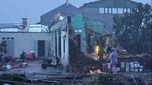 Bão số 10: Khẩn cấp sơ tán dân do nước biển tràn qua đê ở Thanh Hóa Bão số 10: Khẩn cấp sơ tán dân do nước biển tràn qua đê ở Thanh Hóa