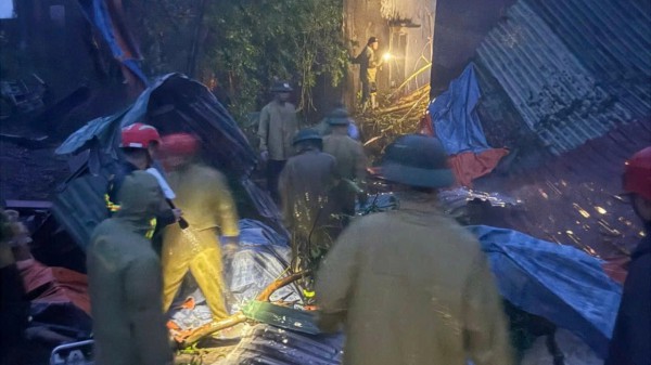 Bão số 10: Khẩn cấp sơ tán dân do nước biển tràn qua đê ở Thanh Hóa Bão số 10: Khẩn cấp sơ tán dân do nước biển tràn qua đê ở Thanh Hóa