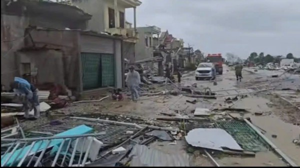 Bão số 10: Khẩn cấp sơ tán dân do nước biển tràn qua đê ở Thanh Hóa Bão số 10: Khẩn cấp sơ tán dân do nước biển tràn qua đê ở Thanh Hóa