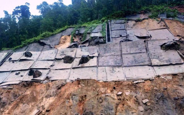 Bão số 10: Sạt trượt nghiêm trọng trên tuyến QL14E, nhiều khu vực ngập lụt Bão số 10: Sạt trượt nghiêm trọng trên tuyến QL14E, nhiều khu vực ngập lụt